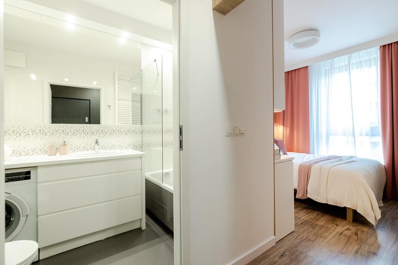 Studio Wola Apartament Kasprzaka - Wifi + Smart Tv Varsó Kültér fotó